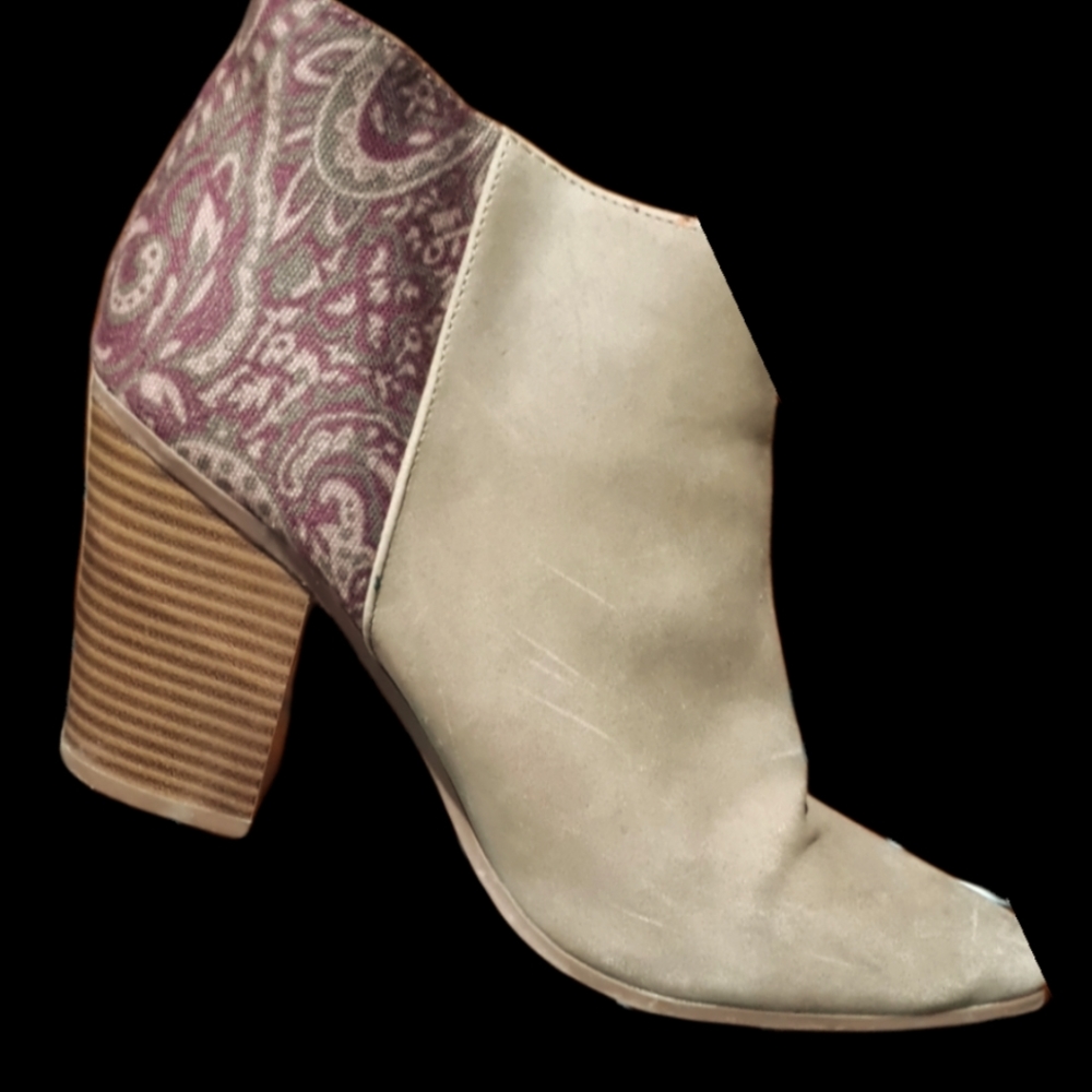 Women's bootie heels Size 7
